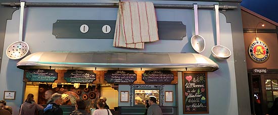 die Münchner Knödelei auf dem Oktoberfest (©Foto: Martin Schmitz)